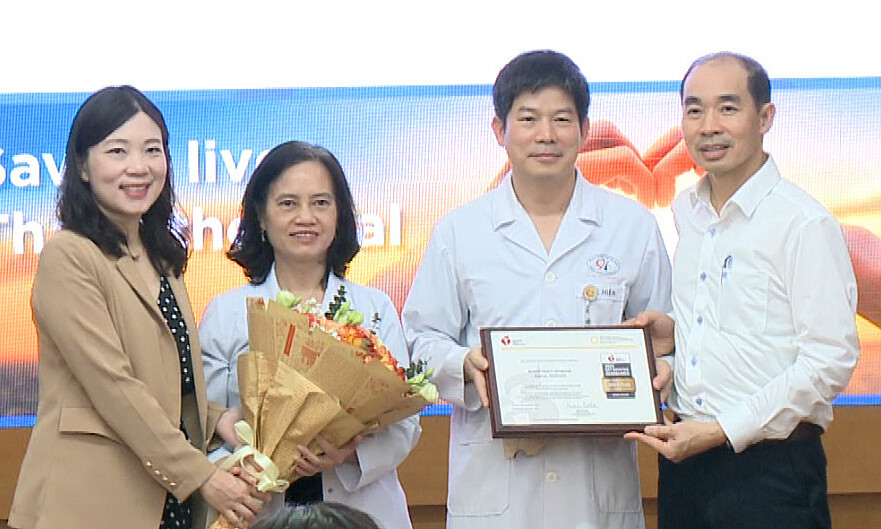 PGS Nguyễn Sinh Hiền (thứ 2 từ phải sang) nhận chứng nhận vàng về điều trị suy tim. Ảnh: Hùng Ngô